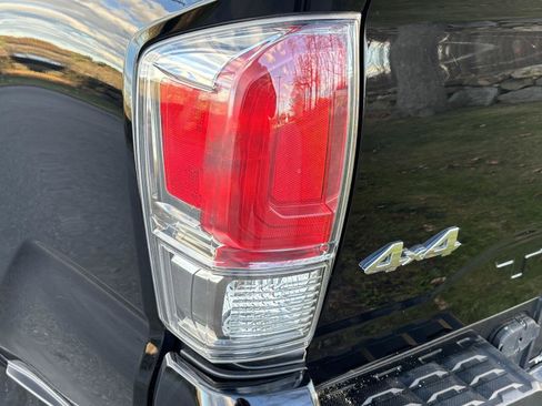 Used 2016 Toyota Tacoma Limited image 23