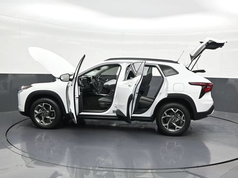 Used 2025 Chevrolet Trax LT FWD image 33