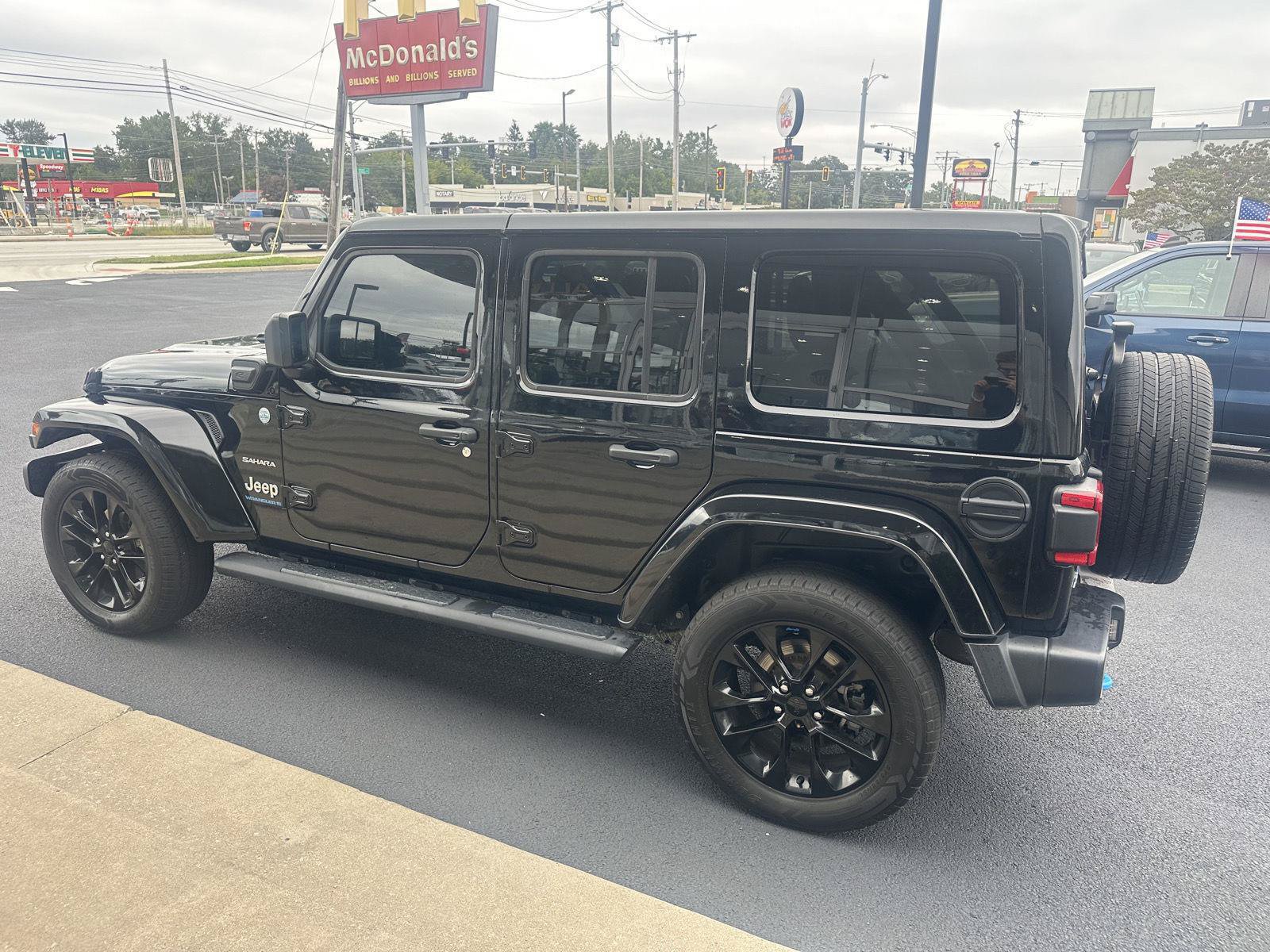 Used 2023 Jeep Wrangler Unlimited Sahara w/ Cold Weather Group AWD/4WD image 8