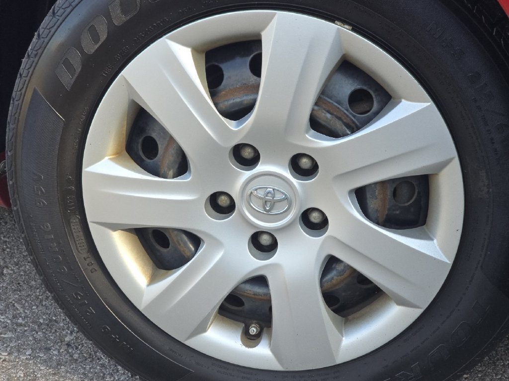 Used 2011 Toyota Camry LE FWD image 5