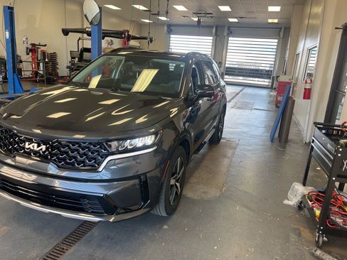 Used 2023 Kia Sorento S w/ Panoramic Sunroof Package FWD image 5