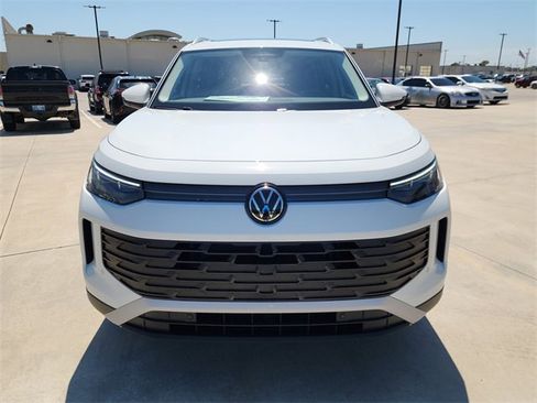 New 2025 Volkswagen Tiguan SE image 9