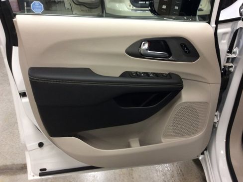 Used 2024 Chrysler Pacifica Touring-L image 13