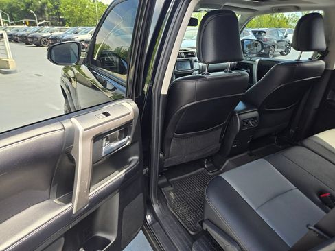 Used 2018 Toyota 4Runner SR5 Premium AWD/4WD image 17