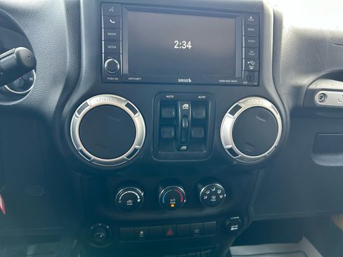 Used 2015 Jeep Wrangler Unlimited Sahara image 22