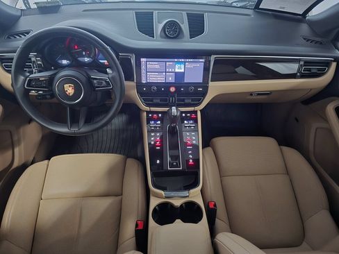 Certified 2025 Porsche Macan AWD/4WD image 18