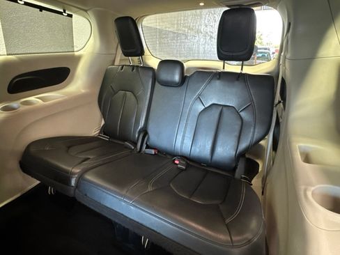 Used 2022 Chrysler Pacifica Touring-L FWD image 21