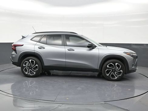 Used 2025 Chevrolet Trax RS w/ Sunroof Package FWD image 6