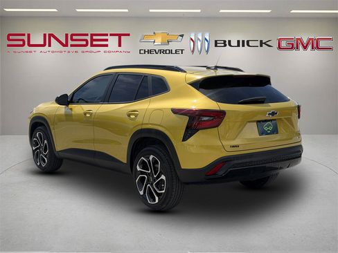 Certified 2024 Chevrolet Trax RS w/ Sunroof Package FWD image 5