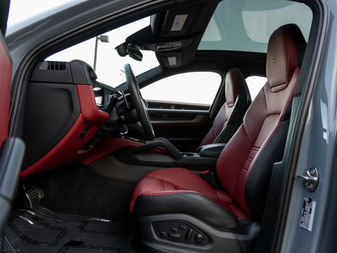 Certified 2025 Porsche Cayenne S image 27