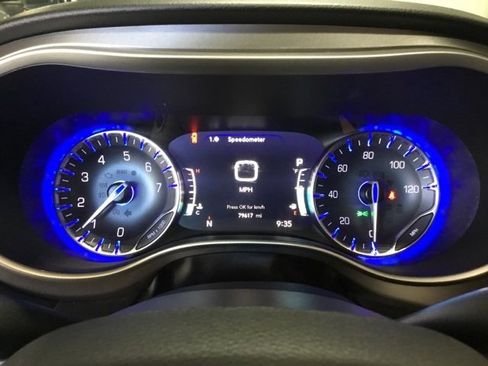 Used 2022 Chrysler Pacifica Touring-L image 34