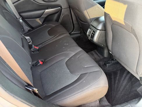 Used 2019 Jeep Cherokee Latitude w/ Popular Appearance Group FWD image 32