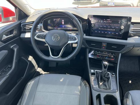 Used 2025 Volkswagen Jetta SE FWD image 7