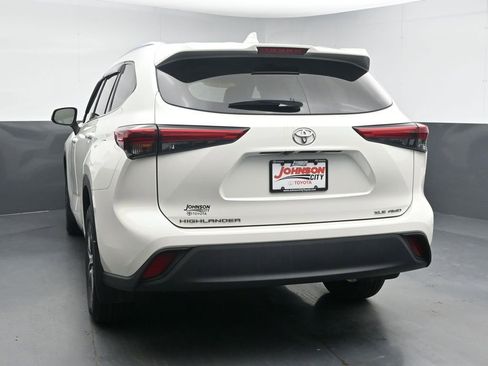 Used 2021 Toyota Highlander XLE AWD/4WD image 6
