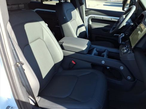 New 2026 Land Rover Defender 110 X-Dynamic SE image 3