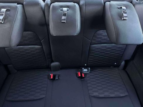 Used 2024 Nissan Pathfinder SV image 11