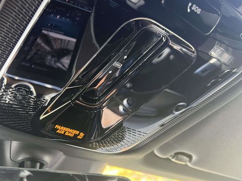 Used 2025 Mercedes-Benz GLC 350e 4MATIC image 11