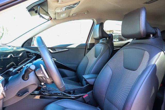 Certified 2025 Kia Niro EX FWD image 18