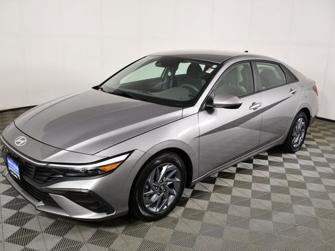 Used 2024 Hyundai Elantra SEL FWD image 10