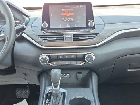 Used 2025 Nissan Altima 2.5 SV image 11