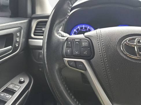 Used 2019 Toyota Highlander Limited FWD image 17