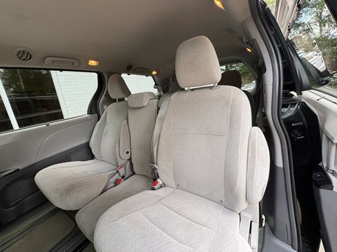 Used 2015 Toyota Sienna LE FWD image 29