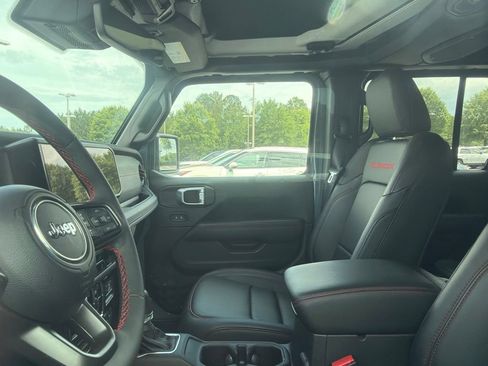 Used 2024 Jeep Gladiator Rubicon AWD/4WD image 3