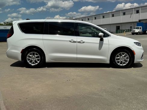 Used 2023 Chrysler Pacifica Touring-L FWD image 6