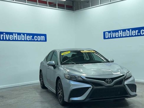 Used 2024 Toyota Camry SE image 3