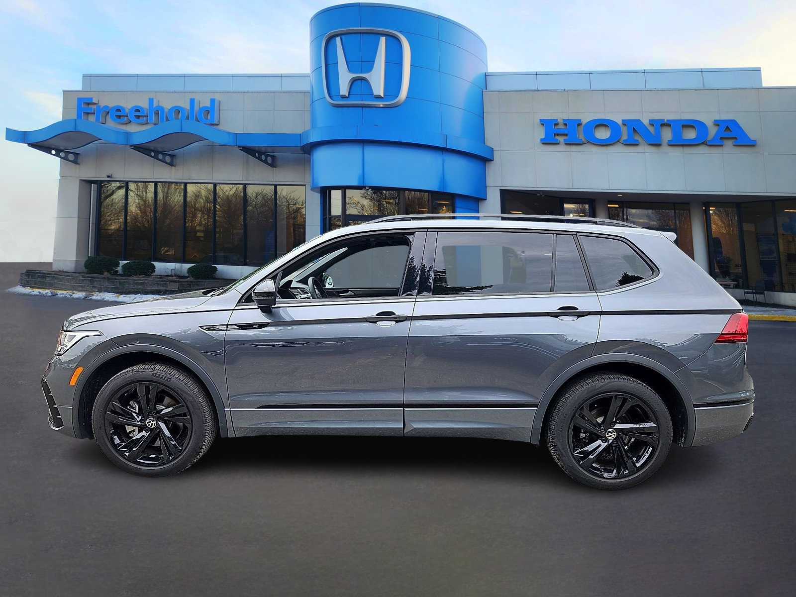 Used 2024 Volkswagen Tiguan SE R-Line AWD/4WD image 4