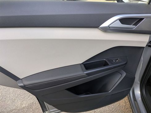 Used 2025 Volkswagen Taos SE image 27