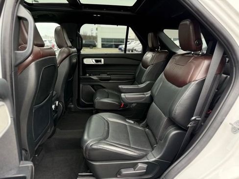 Used 2020 Ford Explorer Platinum w/ Premium Technology Package image 19