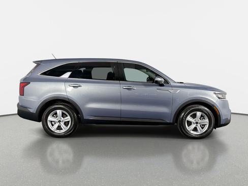 Used 2023 Kia Sorento LX FWD image 2