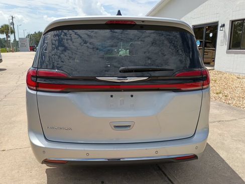 Certified 2024 Chrysler Pacifica Touring-L FWD image 6