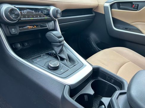 Used 2020 Toyota RAV4 LE w/ Carpet Mat Package AWD/4WD image 23