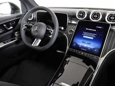 Used 2025 Mercedes-Benz GLC 350e 4MATIC image 3