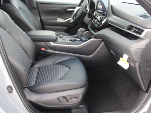 Certified 2025 Toyota Highlander XSE image 22