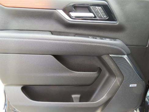 Used 2025 GMC Yukon XL Denali AWD/4WD image 11