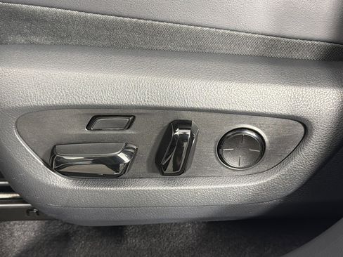 Used 2025 Lexus RX 450h AWD w/ Luxury Package image 19