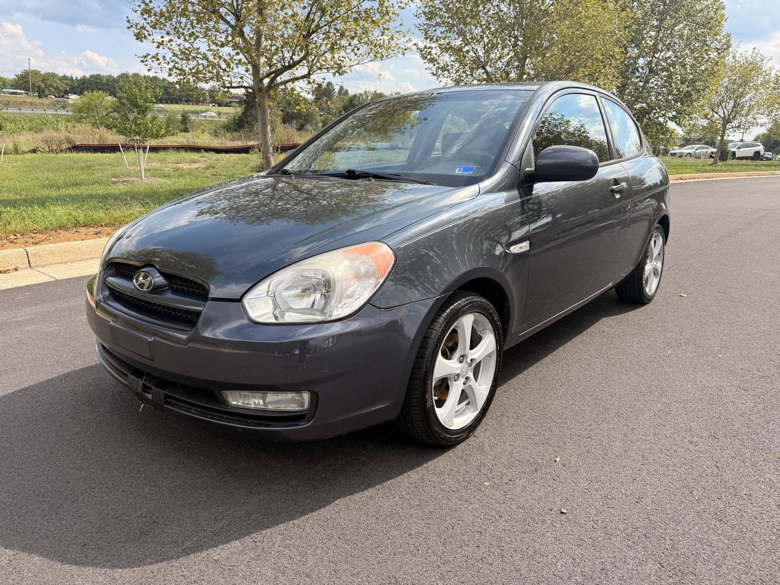 Used 2010 Hyundai Accent SE FWD image 2