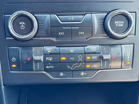 Used 2019 Ford Explorer XLT w/ Equipment Group 202A FWD image 18