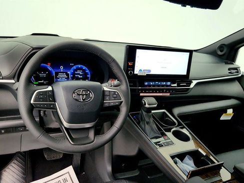 Used 2026 Toyota Sienna Platinum AWD/4WD image 13