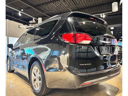 Used 2017 Chrysler Pacifica Touring-L w/ Tire & Wheel Group image 11