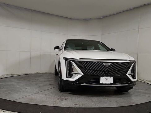Used 2024 Cadillac Lyriq Luxury w/ LPO, Floor Liner Package RWD image 3