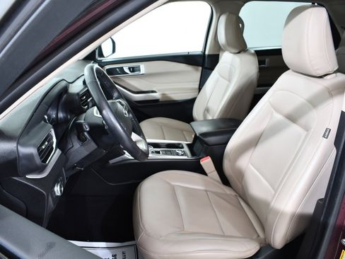 Used 2022 Ford Explorer XLT w/ Equipment Group 202A image 6