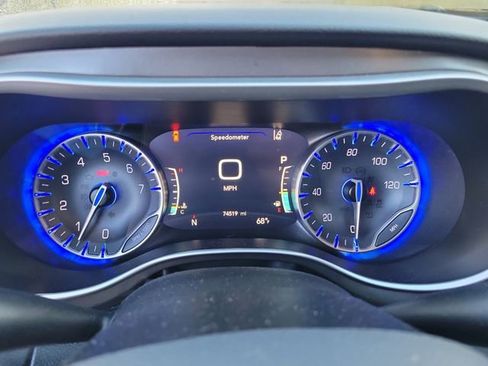 Used 2023 Chrysler Pacifica Touring-L image 20