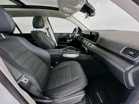 Used 2024 Mercedes-Benz GLS 580 4MATIC image 32