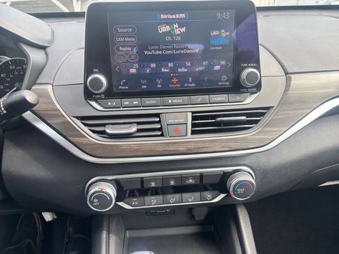 Used 2025 Nissan Altima 2.5 SV FWD image 17