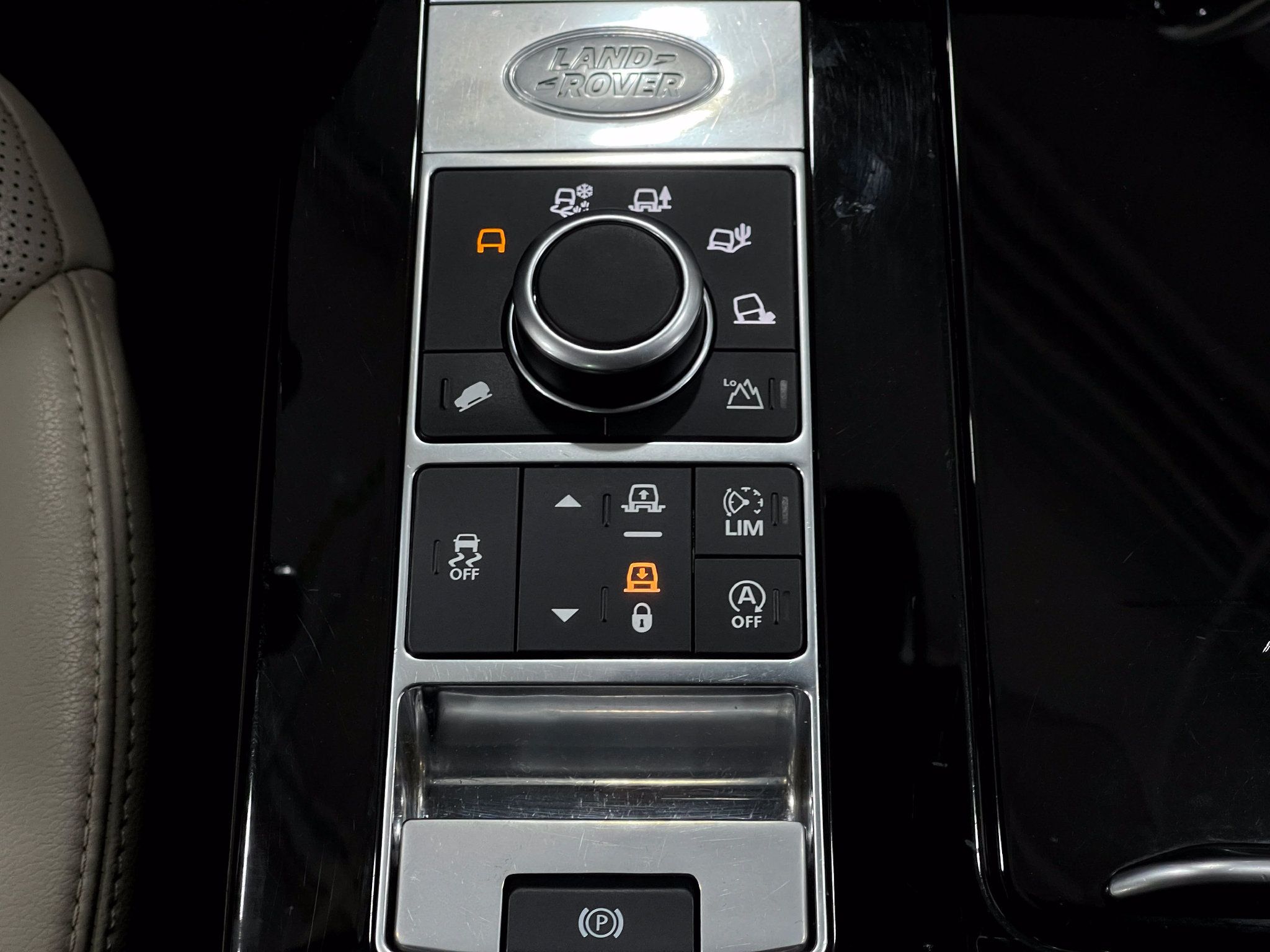 Used 2018 Land Rover Discovery HSE AWD/4WD image 29