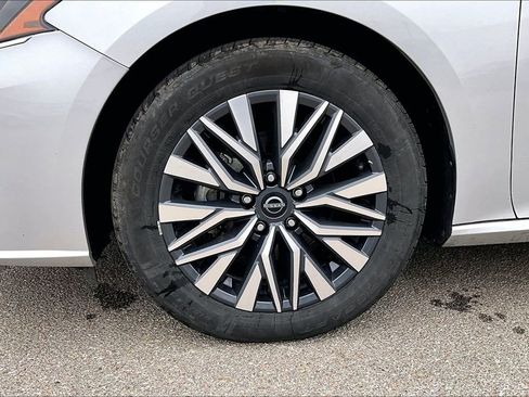 Used 2024 Nissan Altima 2.5 SV image 9